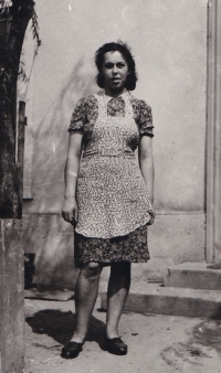 The witness at her parents' house in Všetaty in 1943