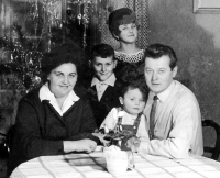 Jiří Jícha s rodiči Miroslavem a Gertrudou, starší sestrou Marcelou a mladším bratrem Miroslavem / Třinec / 1964