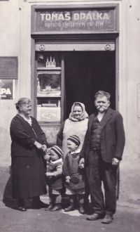 Dědečkův obchod se smíšeným zbožím ve Střelicích, rok 1934