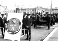 Jiří Jícha (vpředu uprostřed) v prvomájovém průvodu Vysoké školy SNB / Bratislava / druhá polovina 80. let