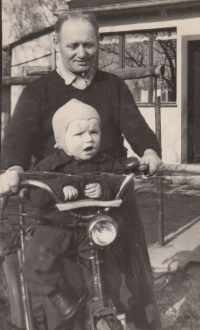 Ladislav Kubizňák v Jaroměři s dědečkem Josefem Vlčkem, 1951