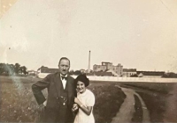 Hana Löwy Weinerová, the witness's mother, with her father in Plzeň, 1930s