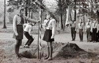 Daughter Irena (right) planting the Linden of the Republic in Frýdlant park on 28 October 1968