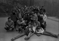 Václav Marhoul (zcela dole vlevo) s Pražskou pětkou na výletě k propasti Macocha, 1986