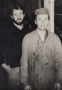 Otakar Mika in the second half of the 1980s as a maintenance worker in Cremona Luby. To the right of him stands his colleague Vlastimil Kohout