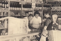Matka se sestrou Rosi u obchodníka Polstera a jeho dcery Ilse kolem roku 1949/50 v Hessisch Lichtenau West (Herzog)

