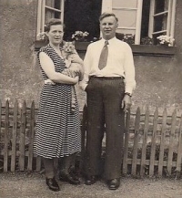 Matka a otec pamětníka s kocourem Fritzem v Herzogu 12a, Hessisch Lichtenau
