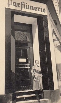 Mutter vor ihrer Arbeitsstätte in Marienbad 
