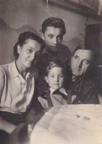 Pavel Pijáček s rodiči a bratrem Jiřím, 1946