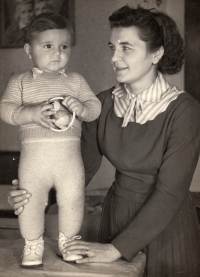 Eva Rybová se svým synem Petrem, rok 1953