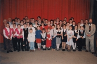 Group photograph of pupils and teachers of the Kraslice Art School, after 2000