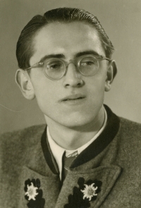 Gamekeeper Ferdinand Büfel had to leave his lodge in Přerovec in 1942 and enlist in the Wehrmacht. His son Ferdi Büfel was about 7 years old at the time; he is 18 years old in this photo from the 1950s