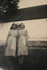 Anna Grillová (left) with her brother Jan Lhota and sister Maria Kurfiřtová, 1930s