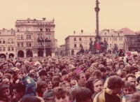 People waiting for Václav Havel in Hradec Králové, 1989