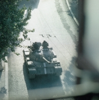 Tank v ulici v Hradci Králové, srpen 1968