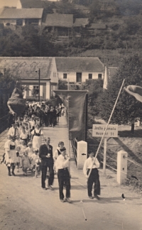 Obec Městečko u Křivoklátu, průvod baráčníků, po roce 1945