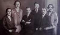 Mum's family - the Tandlers from Fojtka (Voitsbach), from left: mum Hedwig, dad Reinhold, brothers Emil and Ernst, sister Elfriede and mum Berta, née Pietsch