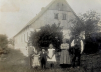 The family of the witness´s mother - the Pietsch family in front of their house in Radčice near Liberec