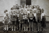 School trip to the Humprecht Castle (the witness with binoculars in the front row)