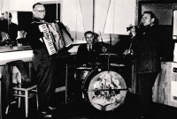 Grandfather Václav Ruml plays drums in the local Sokolovna, which the family rented in the 1960s. He received the drum set as a gift from the U.S. soldiers who liberated Nová Hospoda. Pilsen - Nová Hospoda, around 1965