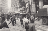 Zkáza po nájezdu sovětského tanku do podloubí a do lidí na náměstí Bojovníků za mír (dnes Edvarda Beneše), Liberec, 21. srpna 1968