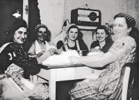 Ženské derou peří, Plzeň - Nová Hospoda v roce 1945. Na fotografii je babička pamětnice, Rumlová, (druhá zleva) a teta Vilímková, sestra babičky, (zcela vpravo)
