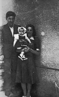 Witness with her parents, Pilsen - Nová Hospoda in 1949