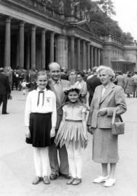 Helena Sallakuová vlevo s rodiči a sestrou / Dětský den / Karlovy Vary / 1959