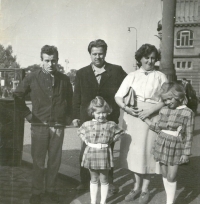 Vycházka s rodiči, starší sestrou Dorotou a velkým bratrancem, Markéta vlevo uprostřed, Praha, 1957