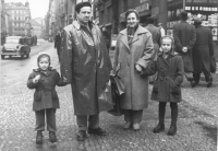     S rodiči a starší sestrou Dorotou, Markéta vlevo, Praha, 1957
