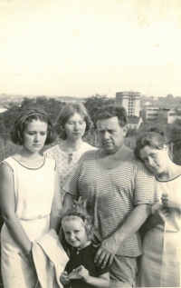 Markéta vpravo s otcem, sestrami a sestřenicí Lídou (v pozadí), Praha, cca 1966