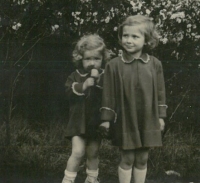 Vlevo, se starší sestrou Dorotou u babičky, Police nad Metují, 1955