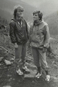 V Krkonoších se sestrou, 1986, Oldřiška Podracká na fotografii vlevo 