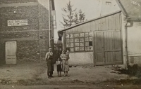 Mrlik family in front of their house and father's first workshop in Mysločovice, 1940