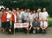 Meeting of classmates of the same year of birth in Strahovice in 1999. Arnošt Obrusník kneels on the far left holding a banner