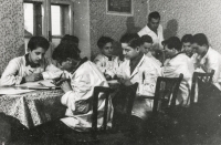 In the classroom of the school in Hladke Životice in 1954. Arnošt Obrusník in the middle of the photo