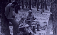 Vlasta Svobodová (uprostřed) na geologickém průzkumu, 70. léta