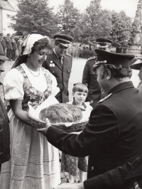 Pamětnice v tradičním žlutickém kroji při návštěvě hasičů z NDR, 1985