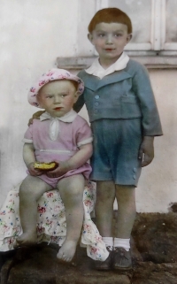 Jiří Stehlík (right) with his brother Jaroslav, three years younger than him, to whom the photographer had to give him a cake to sit for a while