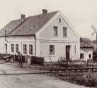 Manželka pamětníka u domu v Palackého ulici ve Frýdlantu, ve kterém rodina žila od roku 1956