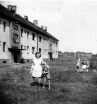 Ladislav Jaworek s matkou Aloisií, Karviná 6-Nové Město, kolem roku 1951