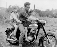 The witness on a Jawa 350 motorcycle, which he bought with his improvement designs in Kovozávody, with his daughter Irena and son Jiří