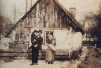 Jiří Stehlík's maternal grandparents Alžběta and Antonín Brožek in a photograph from 1912 (the grandmother of the witness is holding his mother Božena in her arms)