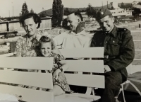 Rodiče s nejml. dcerou Marií a bud. manželem pamětnice Stanislavem Sadilem na lodi na brněnské přehradě po promoci pamětnice, 1957