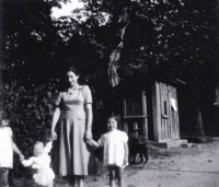 The Novák siblings. From left: Miluška, Jiří Milan, Ruth, Helena, Jeseník, ca. 1948/1949