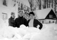 Zdeňka Pospíchalová (right) with Václav and Olga Havel at Hrádeček