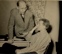 Miroslav Lebduška v divadelním představení Nebezpečný věk společně s Dr. Jiřím Mrkvičkou (vlevo), 1962