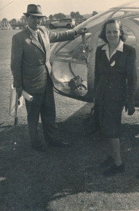 Rodiče Zuzany Bílkové na Air Display v Londýně, 11. září 1947