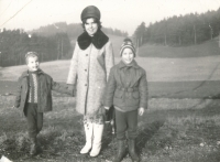 Pavel Veleman (left) with mother Jitka and brother Tomáš, circa 1975