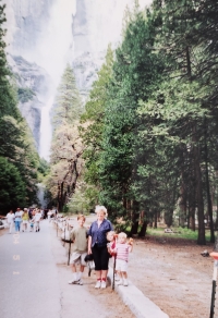 Pamětnice s vnoučaty v Yosemitském národním parku, USA, rok 2004